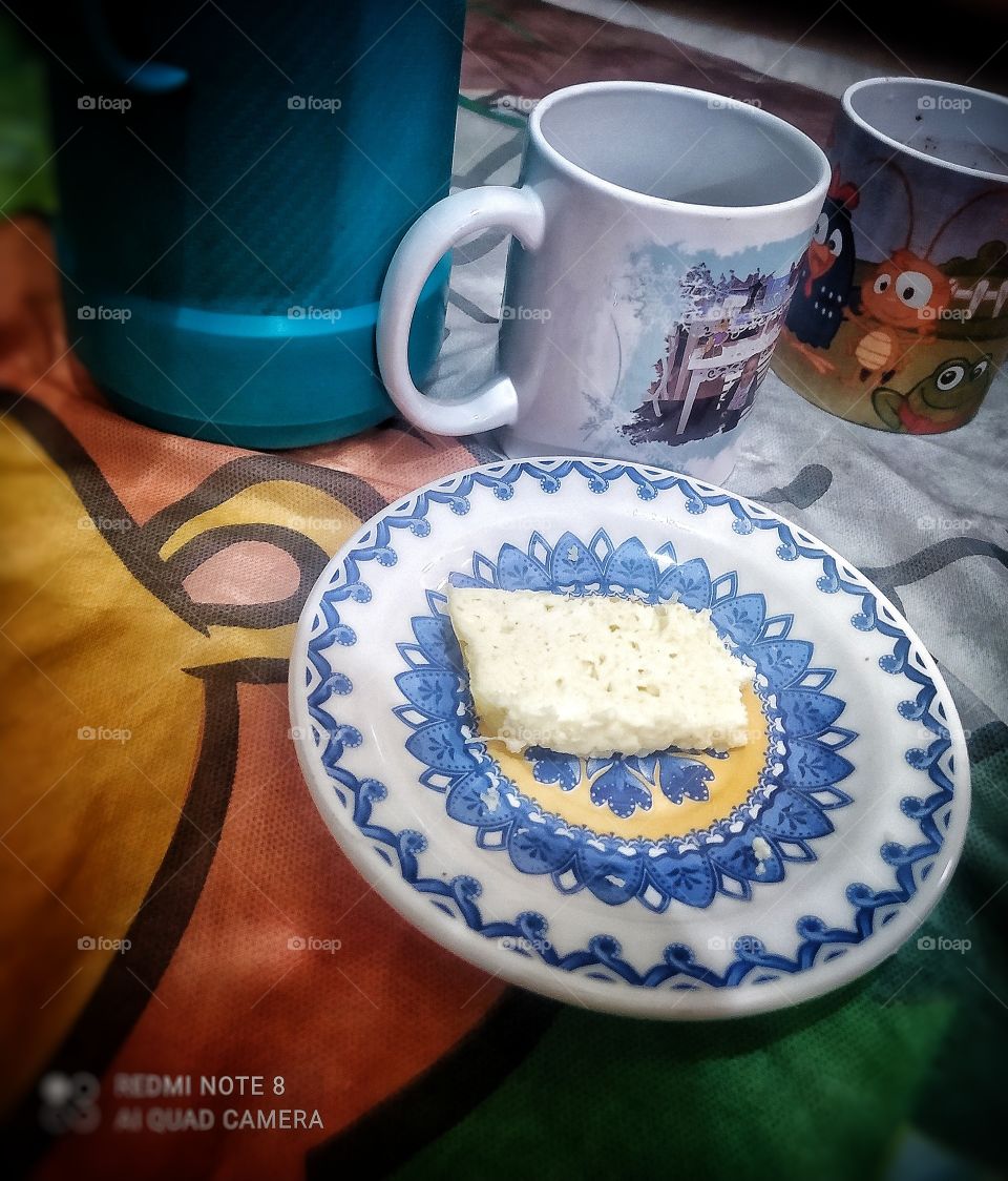 Café da tarde com queijo Minas café quentinho numa caneca personalizada , bom para dia de muito chuva e frio