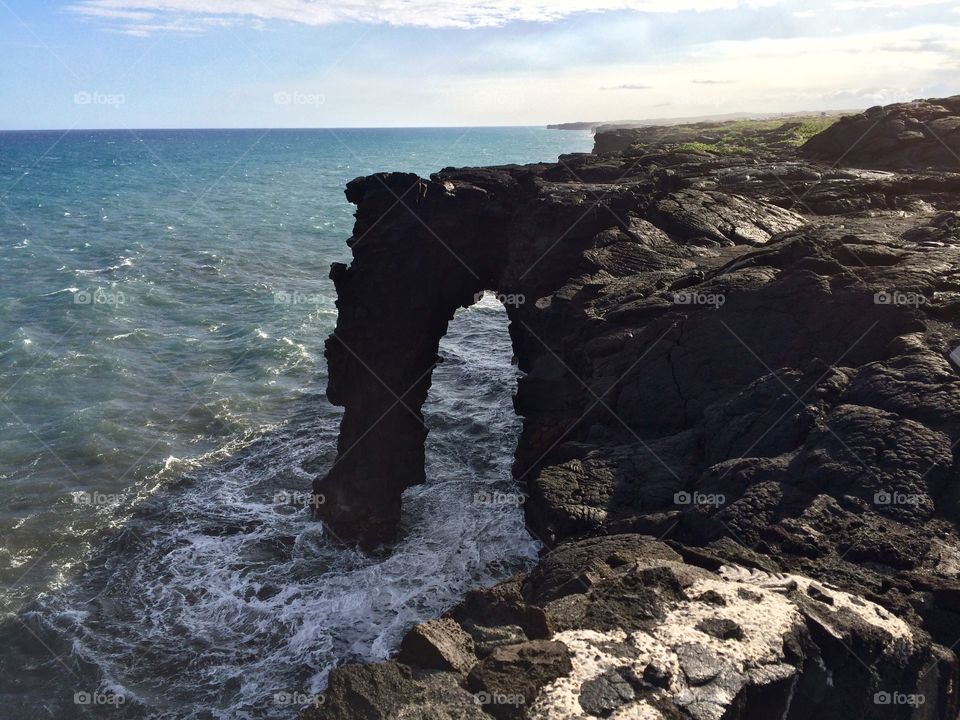 This famous arch-cliff indicates the beginning of a very long walk with destination the lava. Hawaii Big Island 