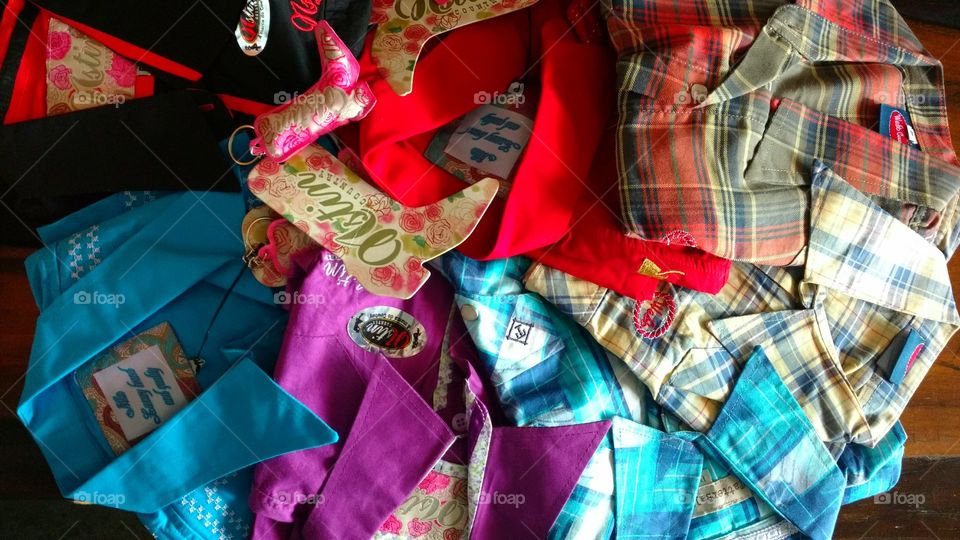 Camisetes femininos. Roupas em loja.