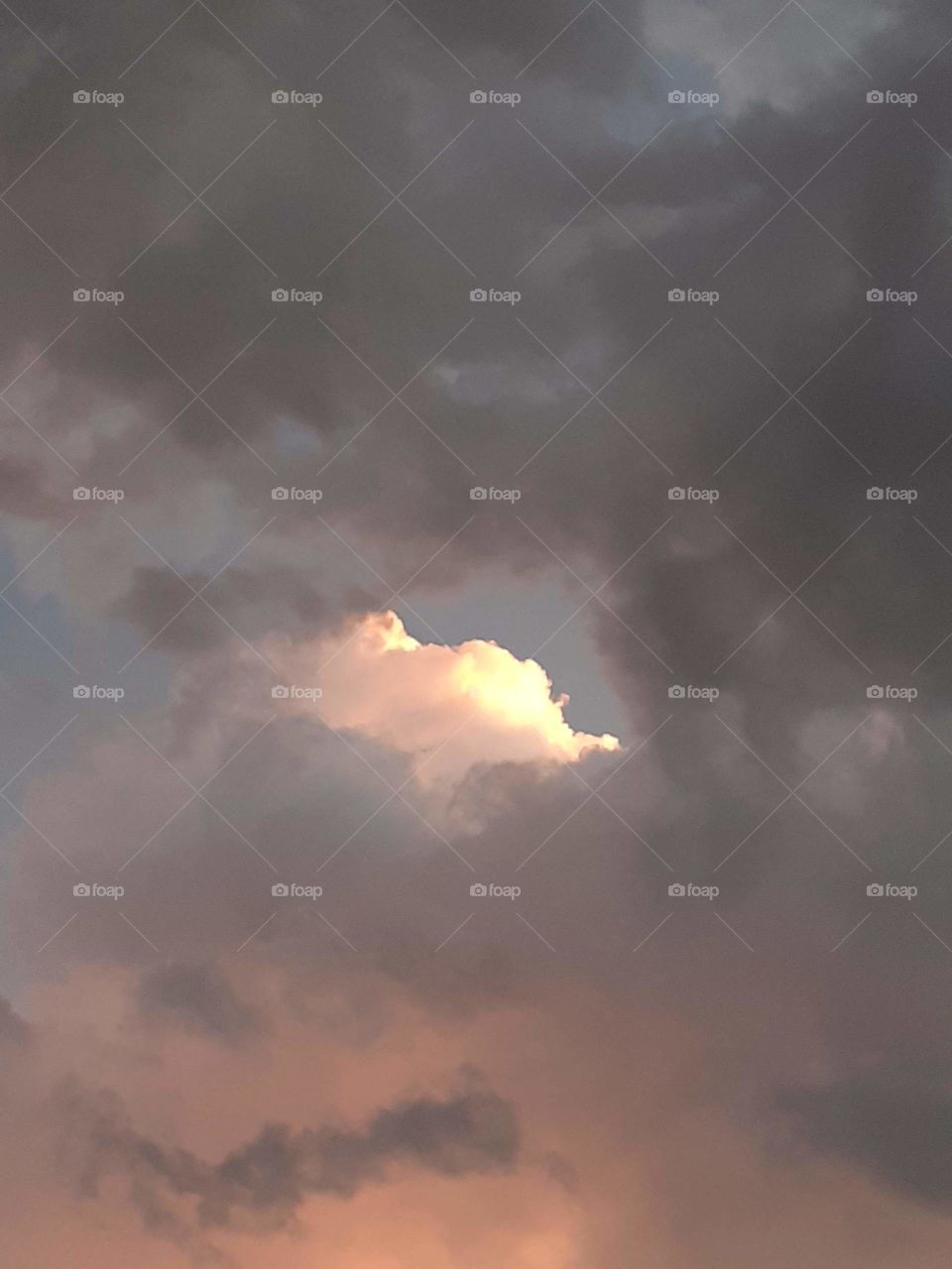 rayo de sol sobre la nube al atardecer