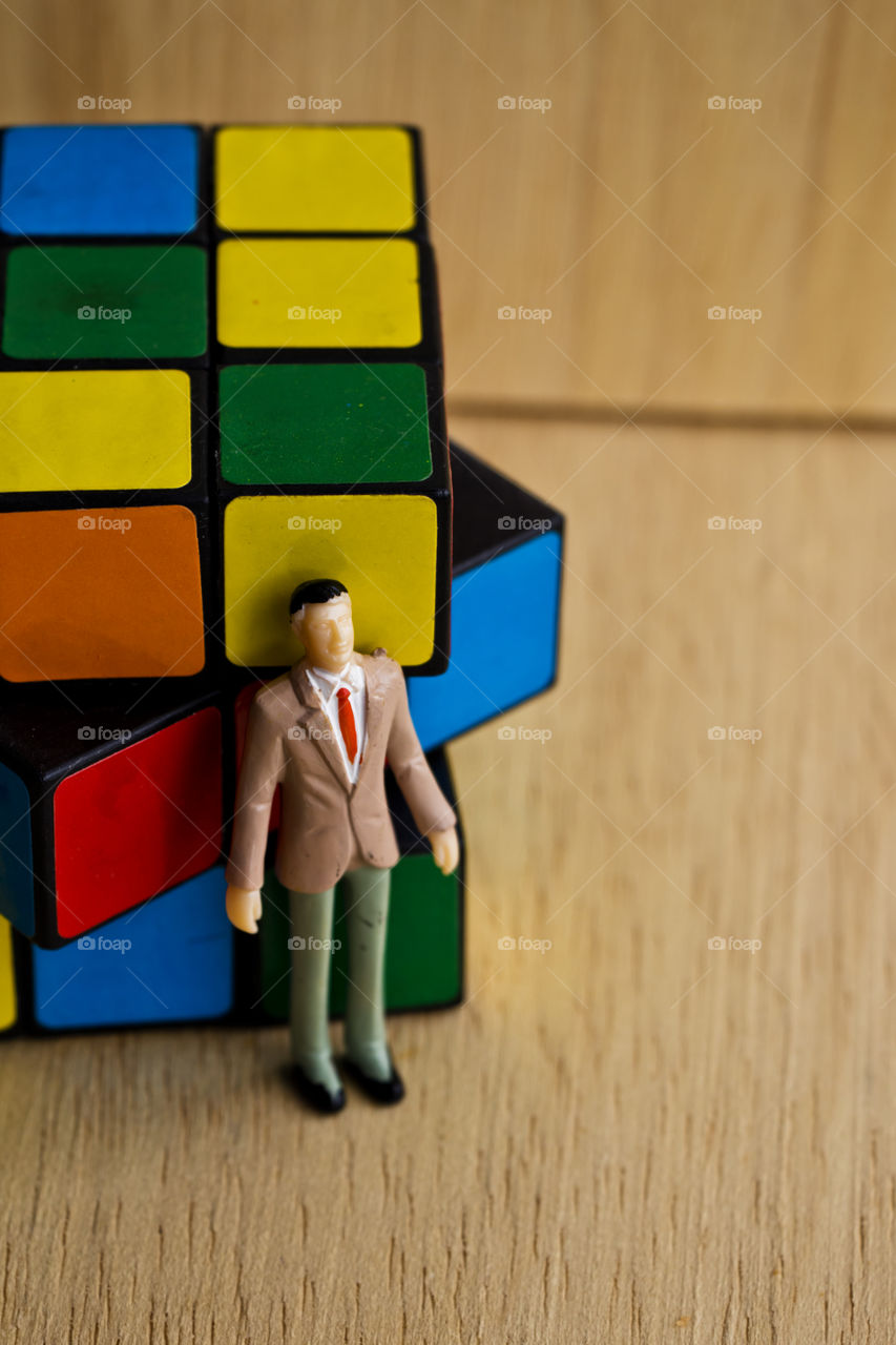 The solution should be skillful, thoughtful, calm and thoughtful. (Toys that enhance skills are Rubik)