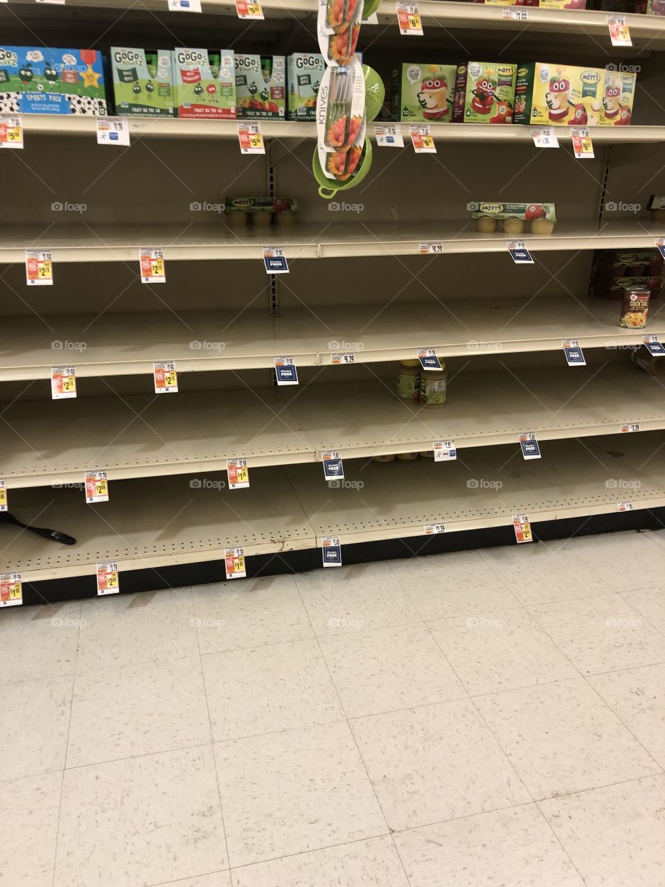 Empty grocery store shelves pandemic 2020