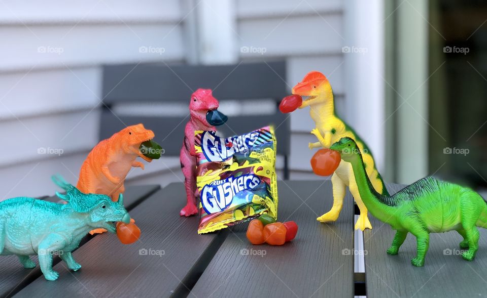 Dinosaurs eating candy, funny dinosaurs, dinosaurs eating, portraits of dinosaurs, dinosaurs eating gushers, child’s play, dinosaur toys