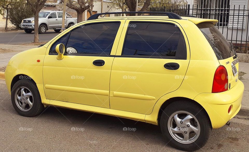 el hermoso auto amarillo