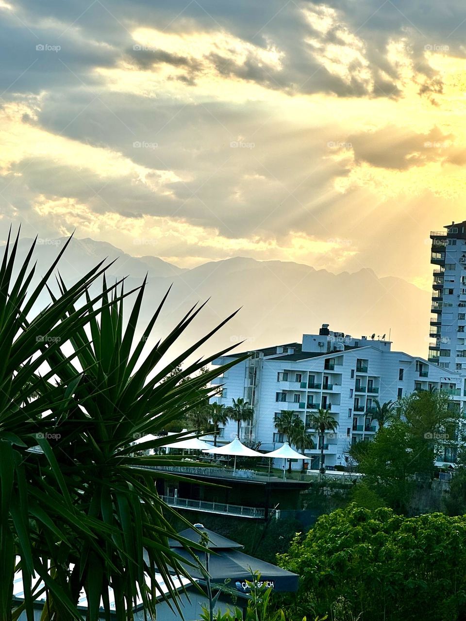 Лучи солнца над городом 