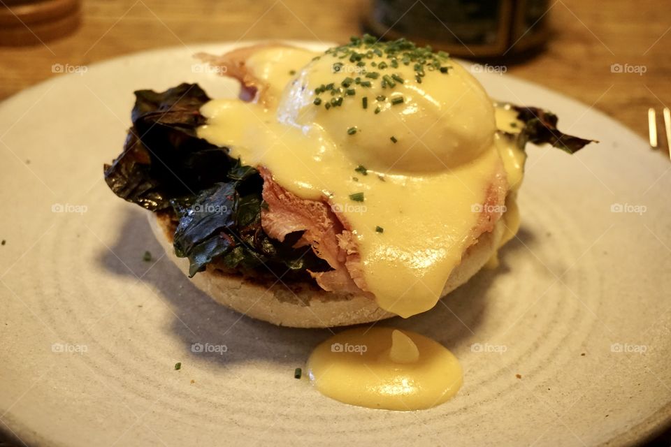 Eggs benedict 