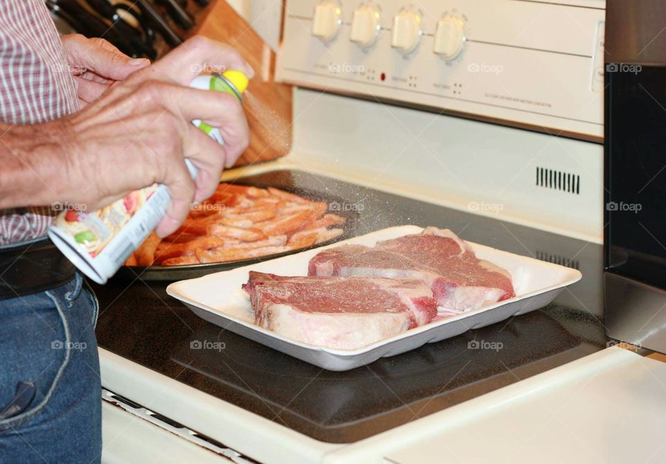 Coating the steak in olive oil.