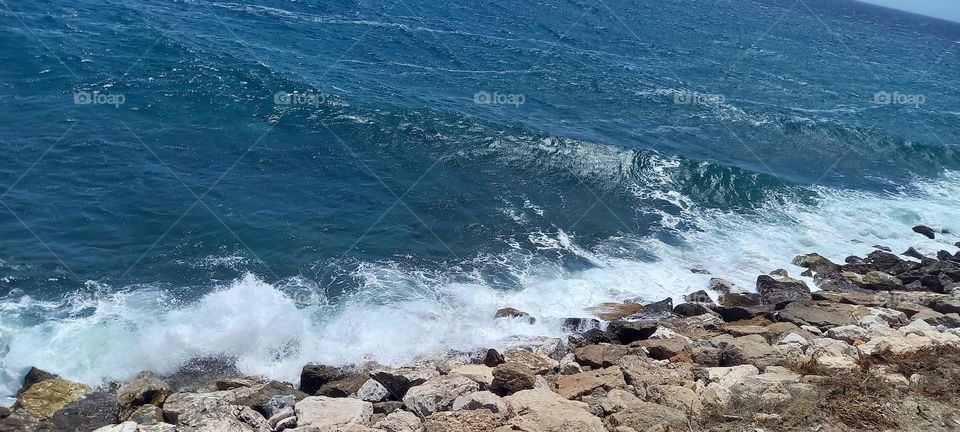 olas contra el mar