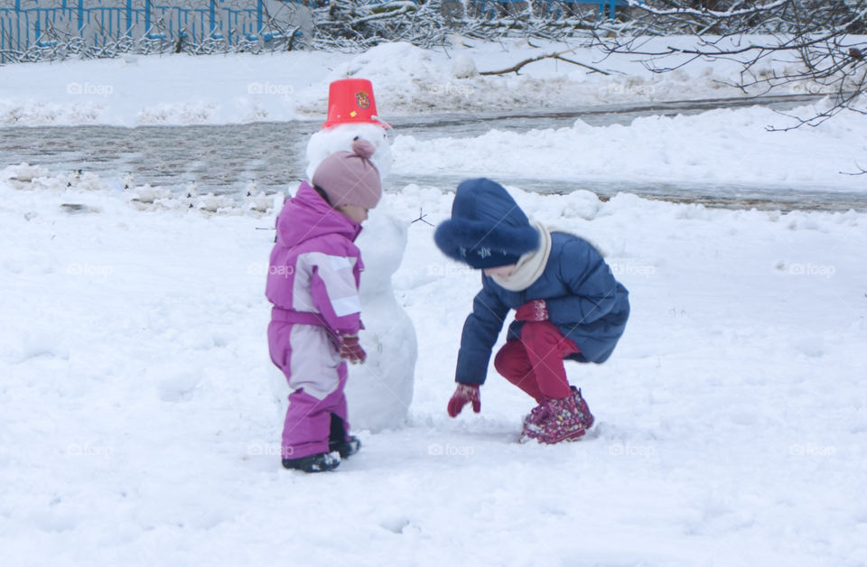 children play in the winter outdoors