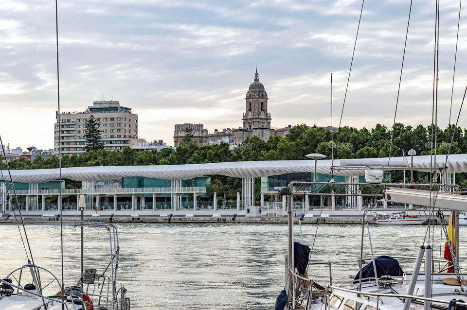 Muelle Uno ofrece una de las mejores panorámicas de la zona monumental de Málaga. Situado en el Puerto de Málaga, es un centro comercial abierto que cuenta con numerosos bares y restaurantes, así como tiendas y boutiques para disfrutar de un día de compras con vistas al mar.

Desde su apertura en 2011, Muelle Uno se ha convertido en parte esencial de la vida cultural de la ciudad. En este espacio tienen lugar eventos y conciertos, así como mercadillos de artesanía. Cuenta también con el centro cultural El Artsenal, donde se pueden admirar obras de creadores y artistas contemporáneos.

El Muelle Uno se extiende hasta La Farola de Málaga, un símbolo de la ciudad, obra de José María Pery y Guzmán, cuya construcción finalizó en 1817. Otro de los puntos de interés es la capilla de Muelle Uno, una pequeña iglesia barroca del siglo XVIII.

Servicios