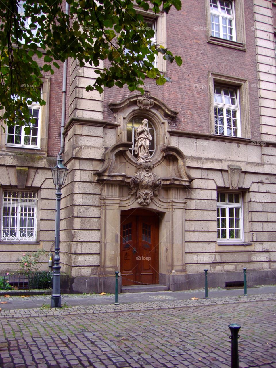 Entrance to the building with statue on the top of the entrance