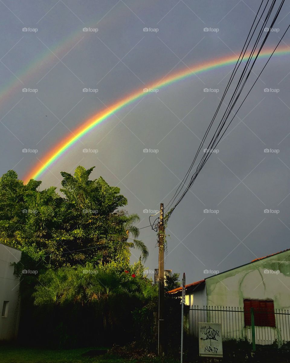 E o #arcoíris embelezando a entrada do Bairro Medeiros depois da forte pancada de #chuva.
Teria um #duende escondendo um pote de #ouro na ponta dele?
Claro que não. Local manjado.