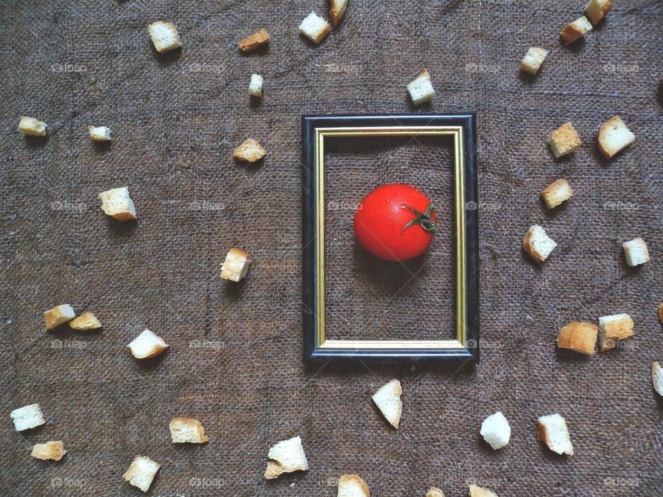 tomato and white crackers