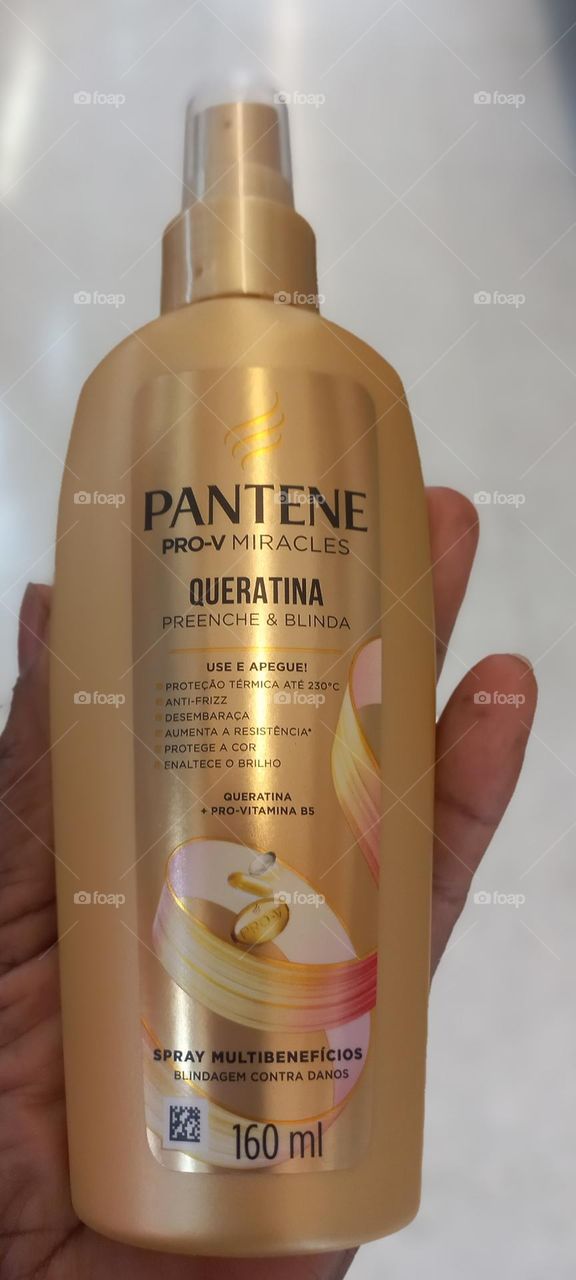O tratamento  PANTENE   MULTIBENEFICIOS USE E APEGUE, com queratina,  trata e protege os cabelos  sem pesar:  blinda contra danos,  ant-frizz, desembaraça  fortalece,  promove brilho e sedosidade. A  PANTENE , promove  a beleza dos seus cabelos