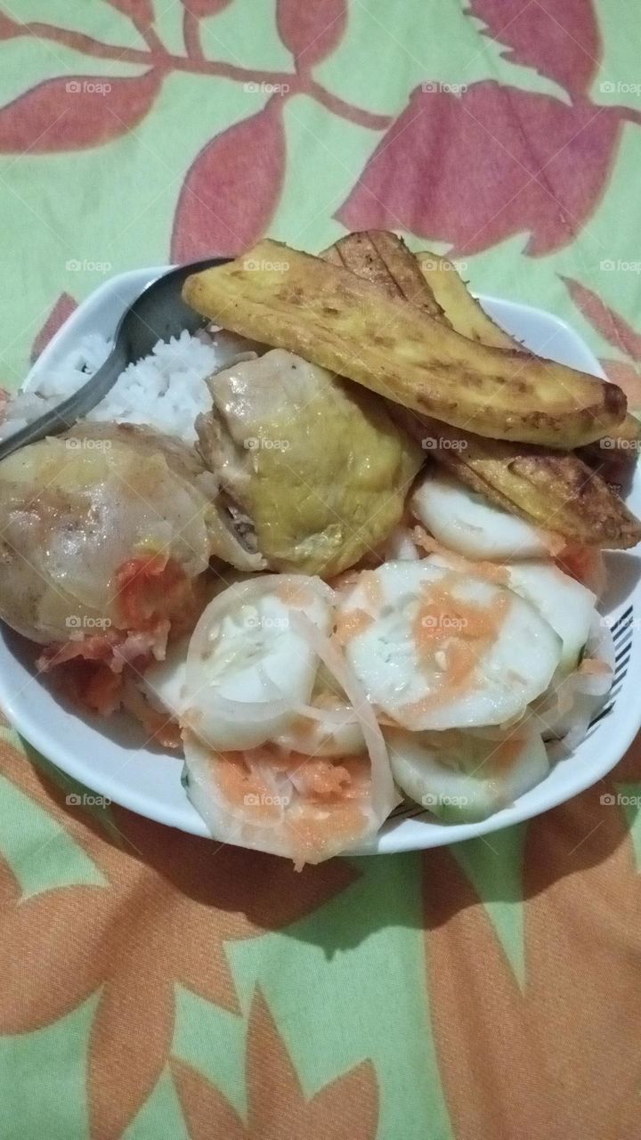 un almuerzo con mucha ensalada