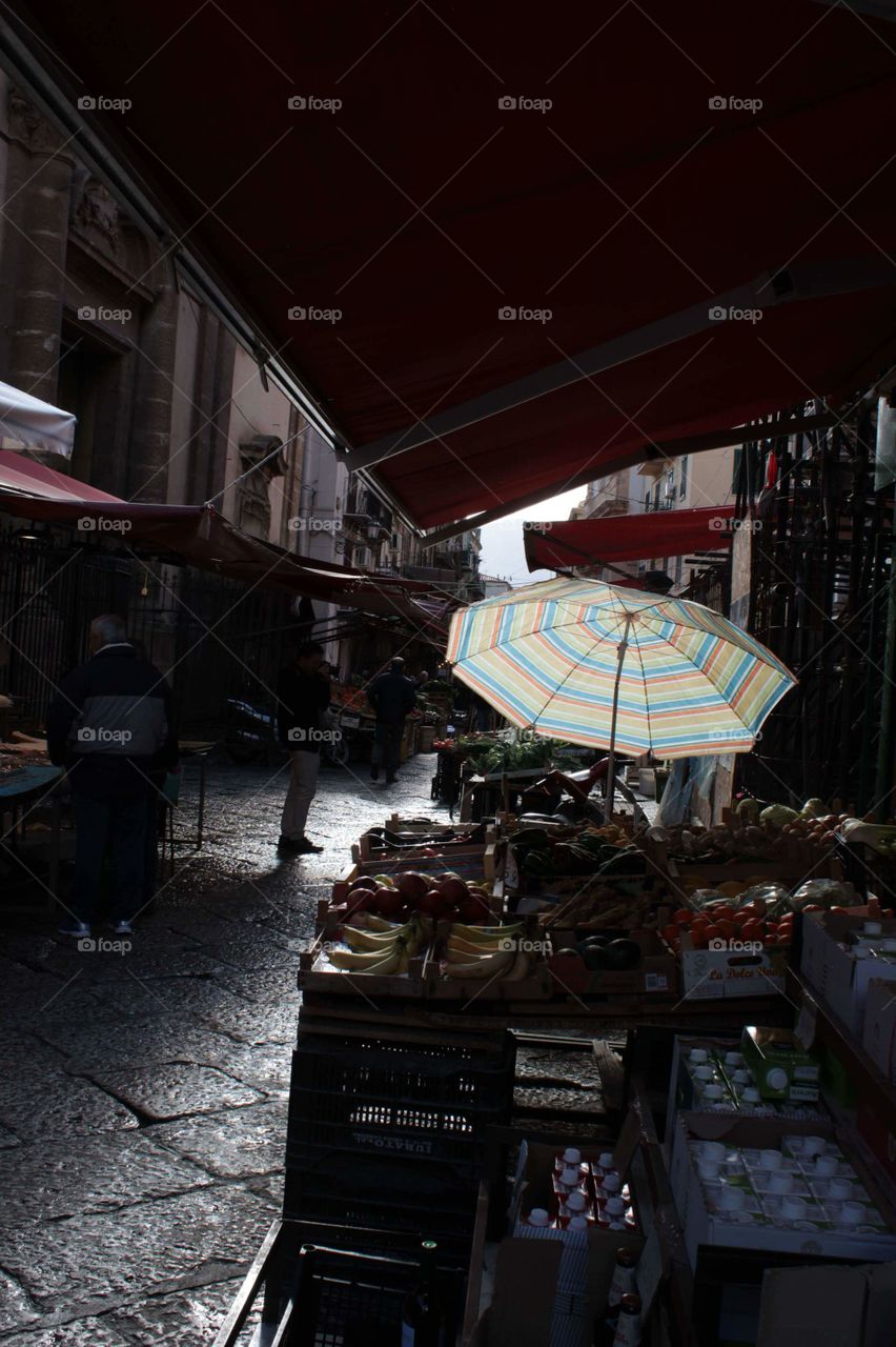 Ombre al mercato del Capo con sprazzi di. Colore