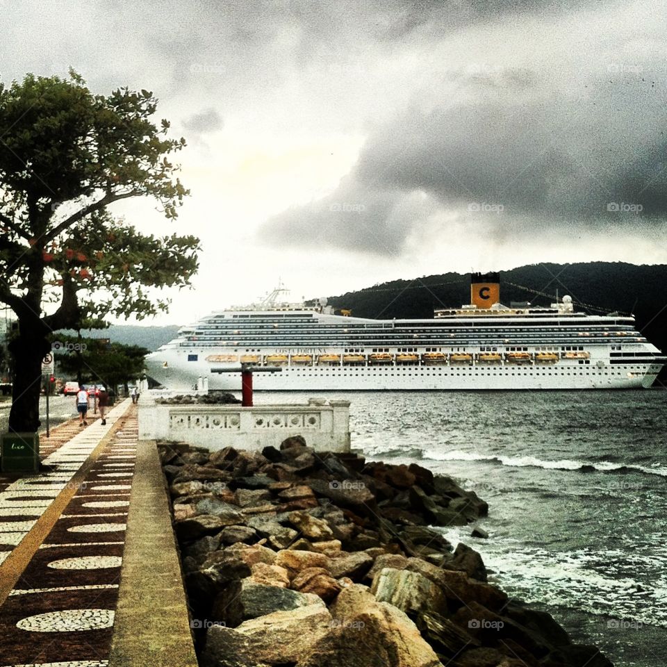 Um navio de cruzeiro entrando na Bahia do Porto de Santos, numa manhã de domingo.