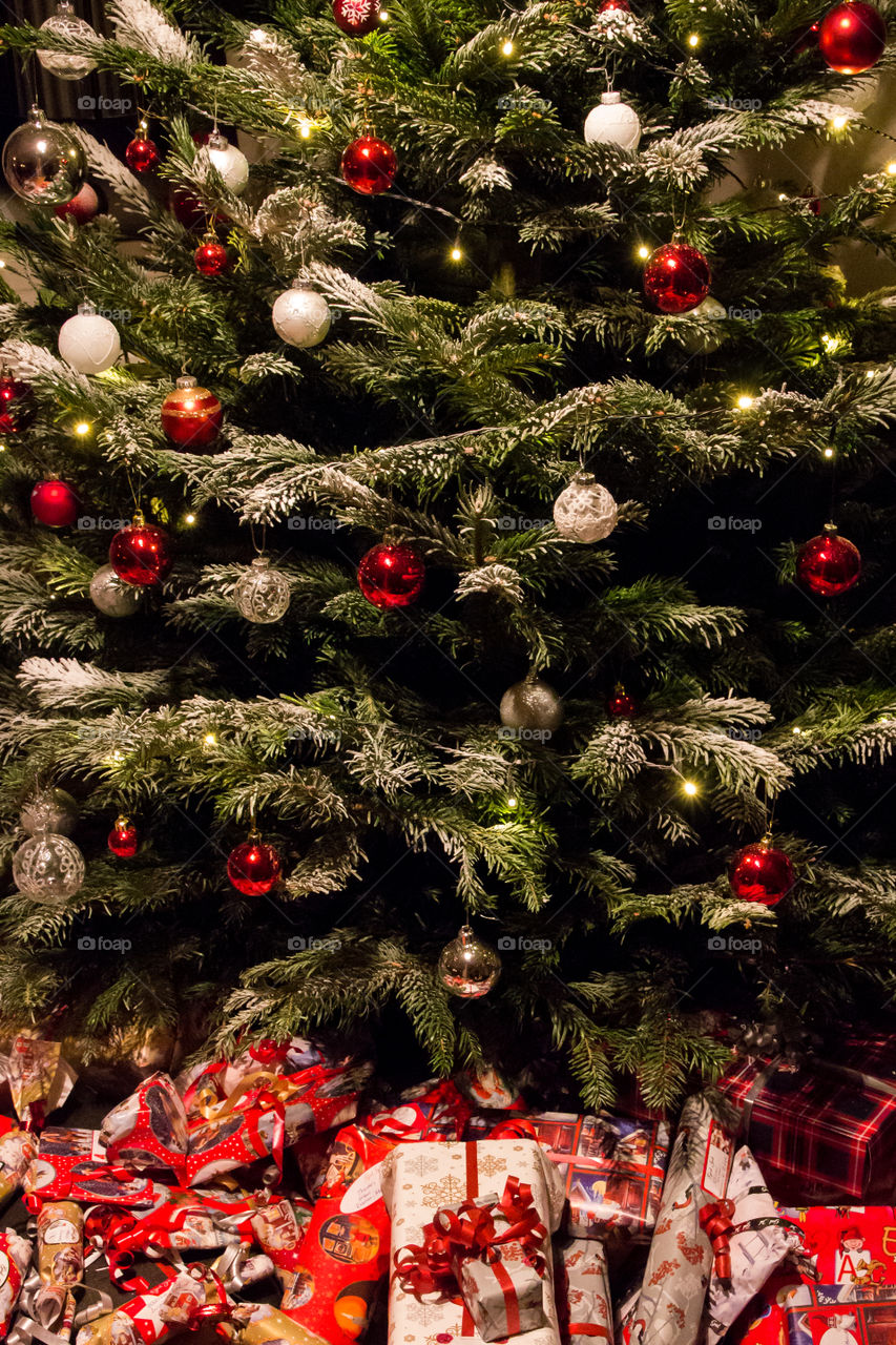 Decorated Christmas tree ornaments gifts presents - dekorerad julgran med julklappar 