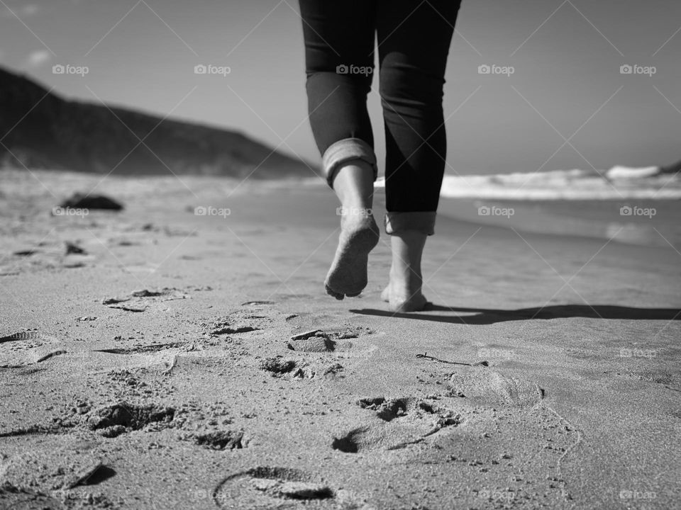Footsteps from behind in BW