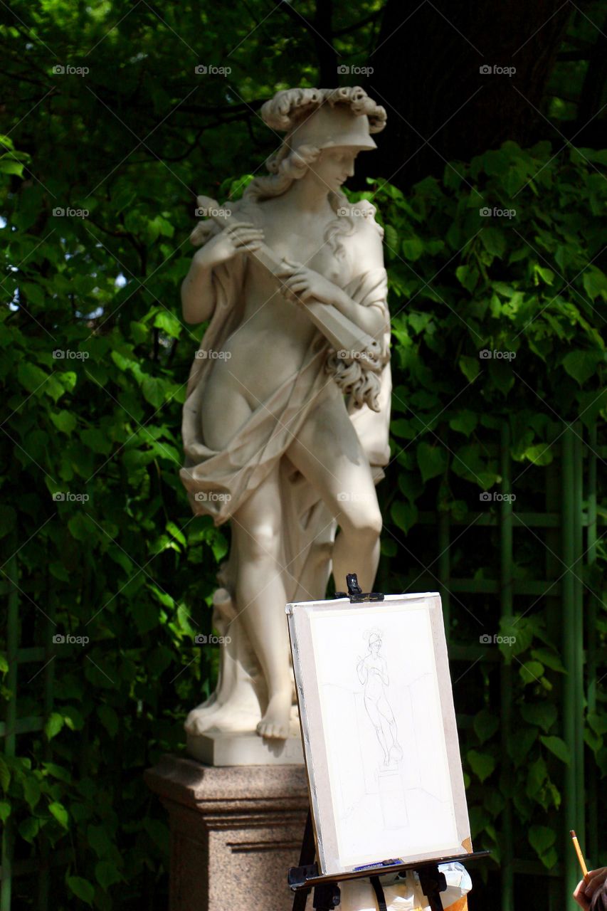 Скульптура в летнем саду