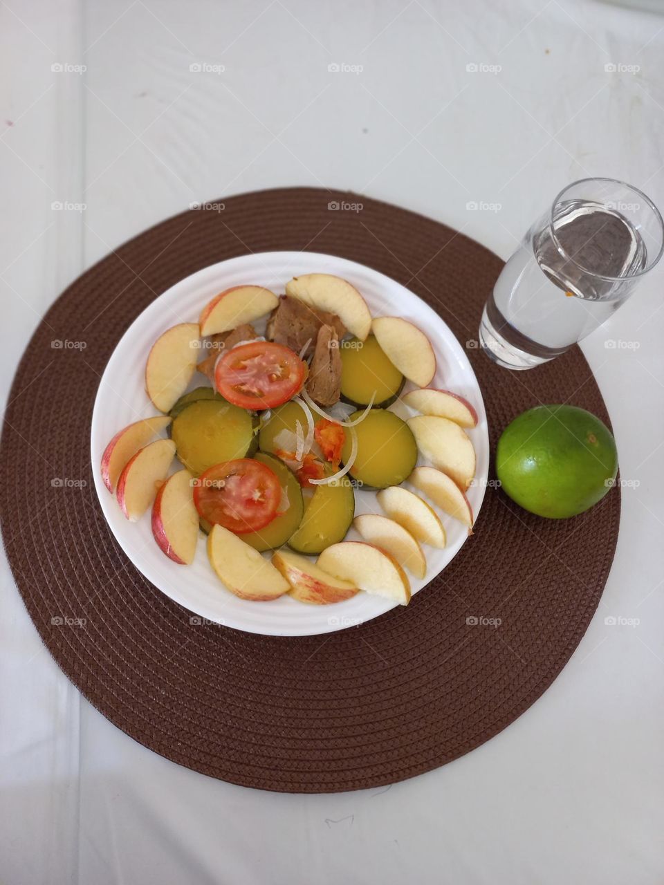 Comer à vontade é possível?  Sim, é possível comer alguns alimentos à vontade mesmo se estiver preocupada com o peso.  A Maçã  é a primeira da lista de alimentos saudáveis,  pois é rica em fibras, vitamina C e numerosos antioxidantes.