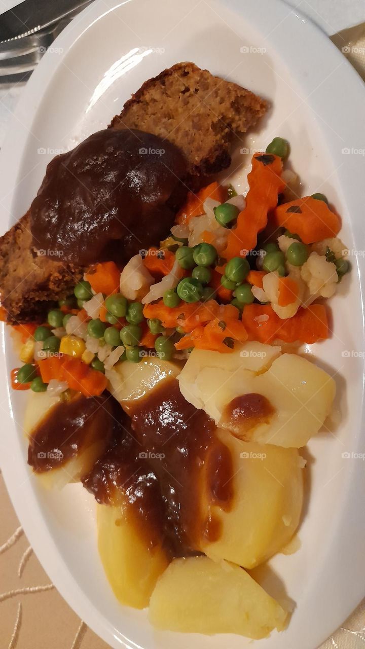 braten mit Kartoffeln und Gemüse