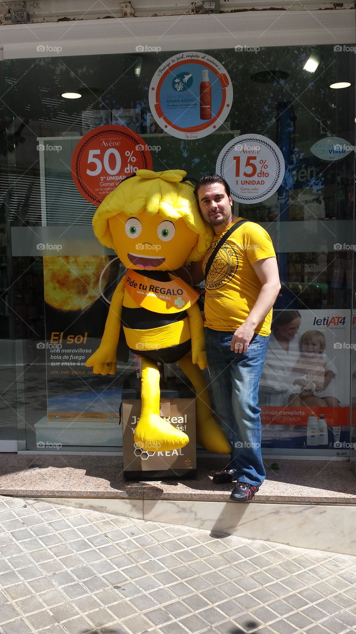 yo con muñeco de abeja maya es más grande que yo