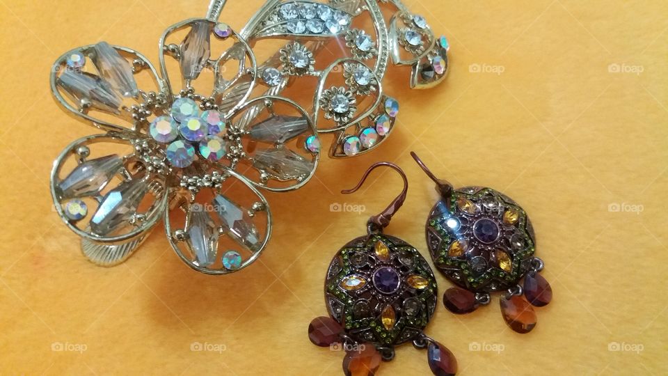 EARING AND HAIR ACCESSORIES