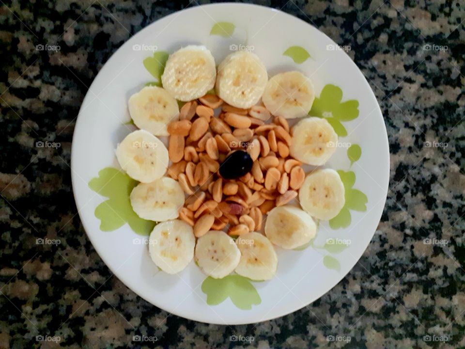 Banana com amendoim.