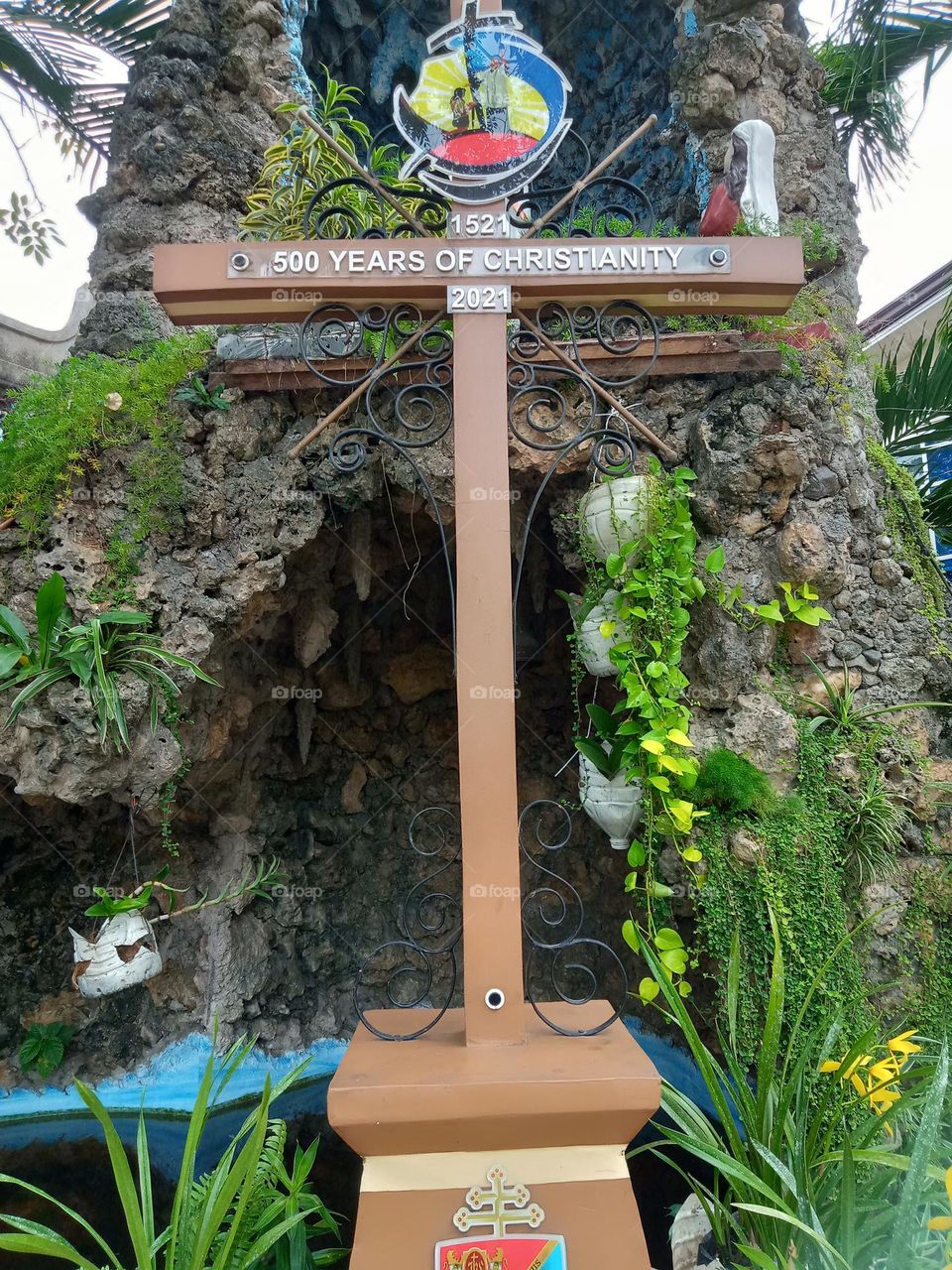 CROSS MADE OF PAINTED WOOD AND METAL DESIGN