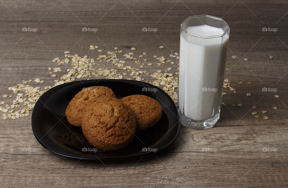 Outmeal cookies and milk