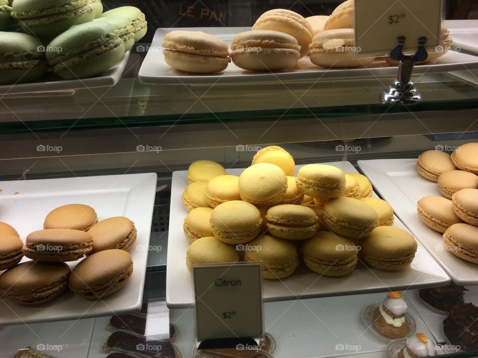  Macaroons, green or yellow?