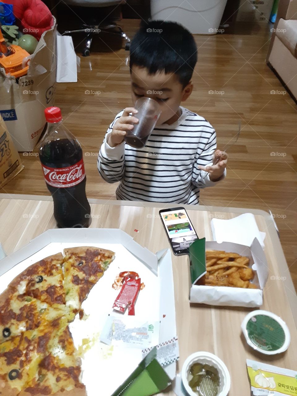 eating with coca cola