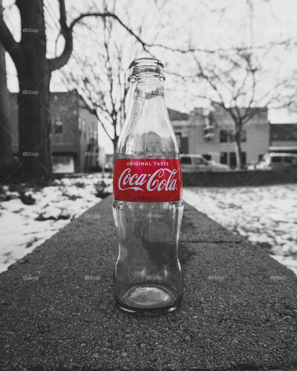 Coke a cola alone in the park