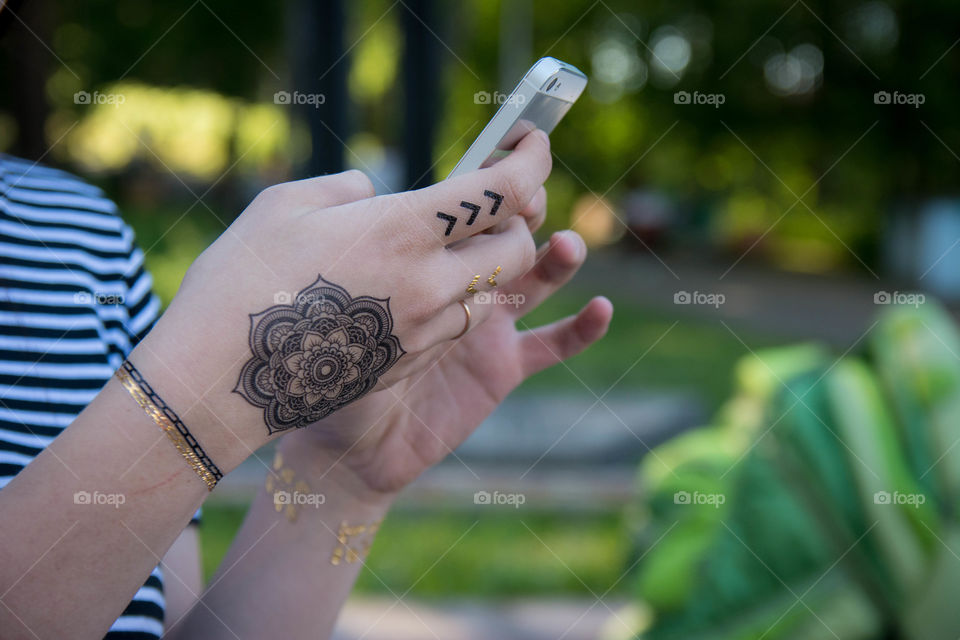 flash-tattoo. hands're hanging iPhone