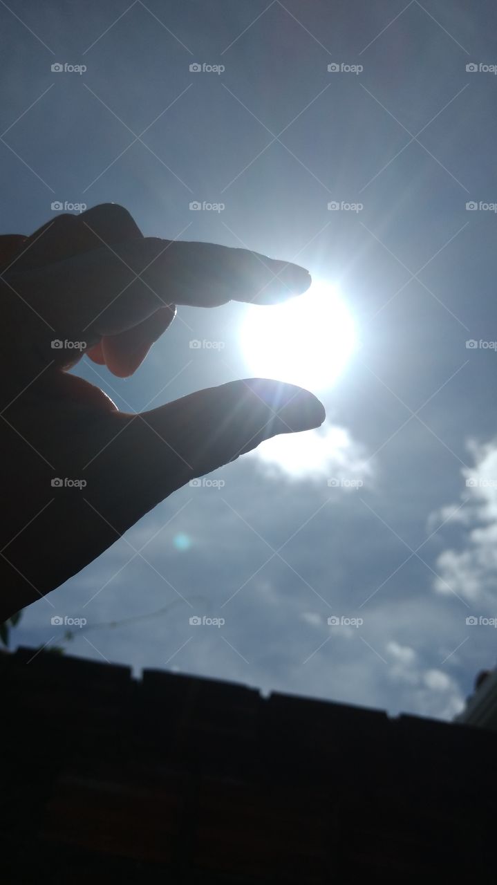 Dedos entre o sol