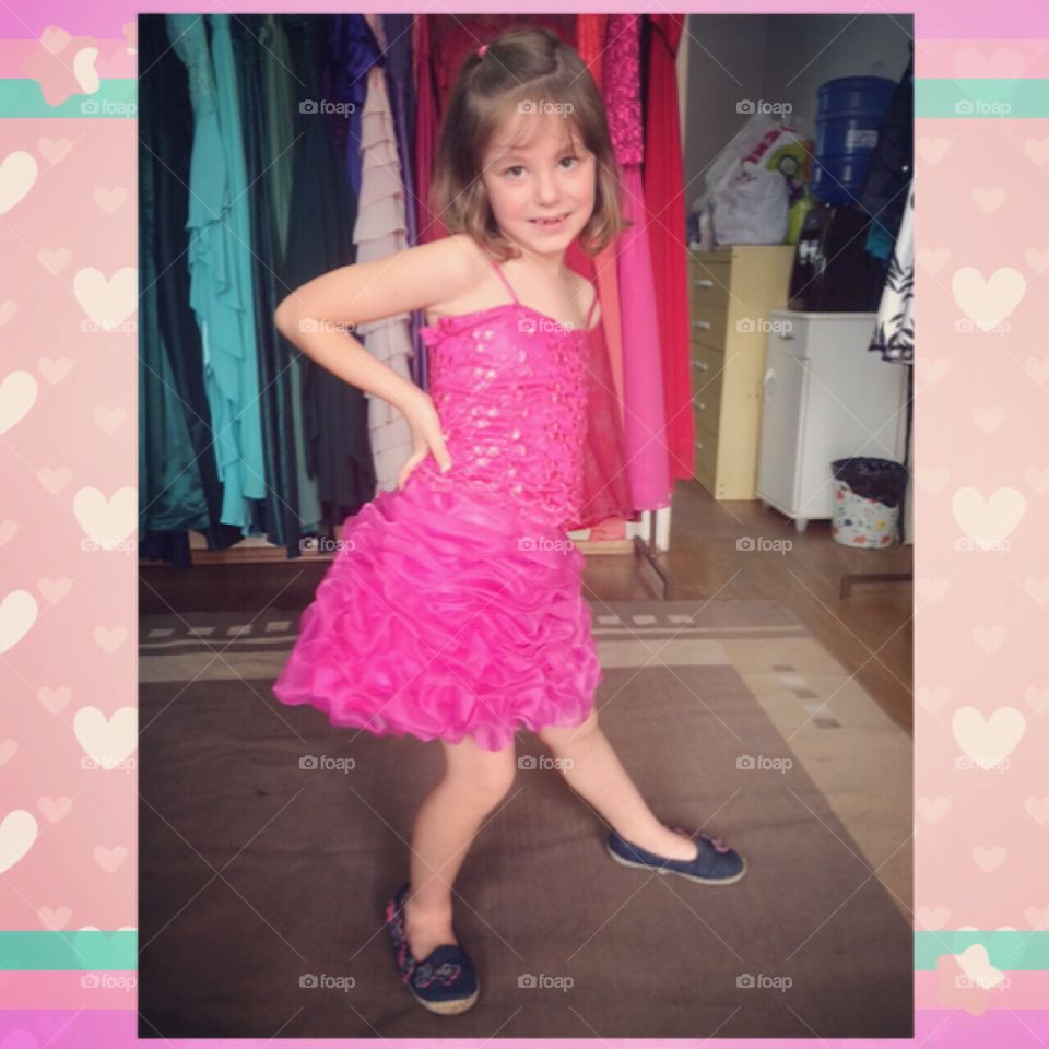 O dia em que essa menininha ganhou o vestido novo, ela ficou exultante! Que alegria da roupinha rosa. Paguei caro, mas o sorriso dela não tem preço. 