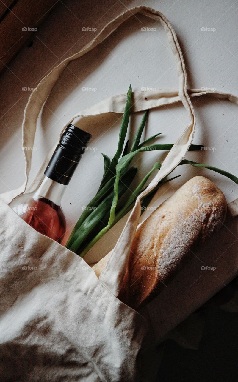Reusable bag with groceries 