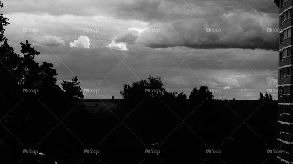 Солнечные облака. Чёрно-белое фото