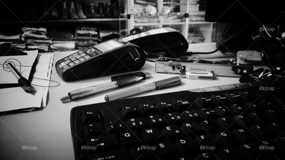 papéis canetas máquinas teclado mesa loja finanças cartões