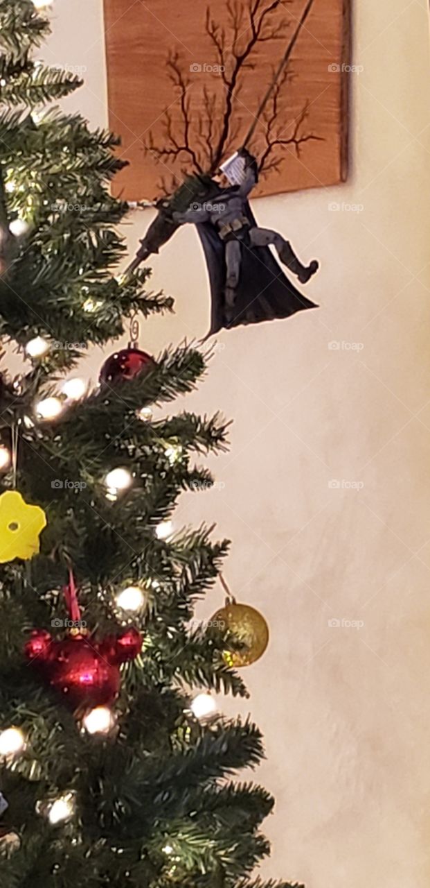 batman lights the tree