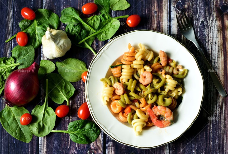 Pasta with prawns and vegetables