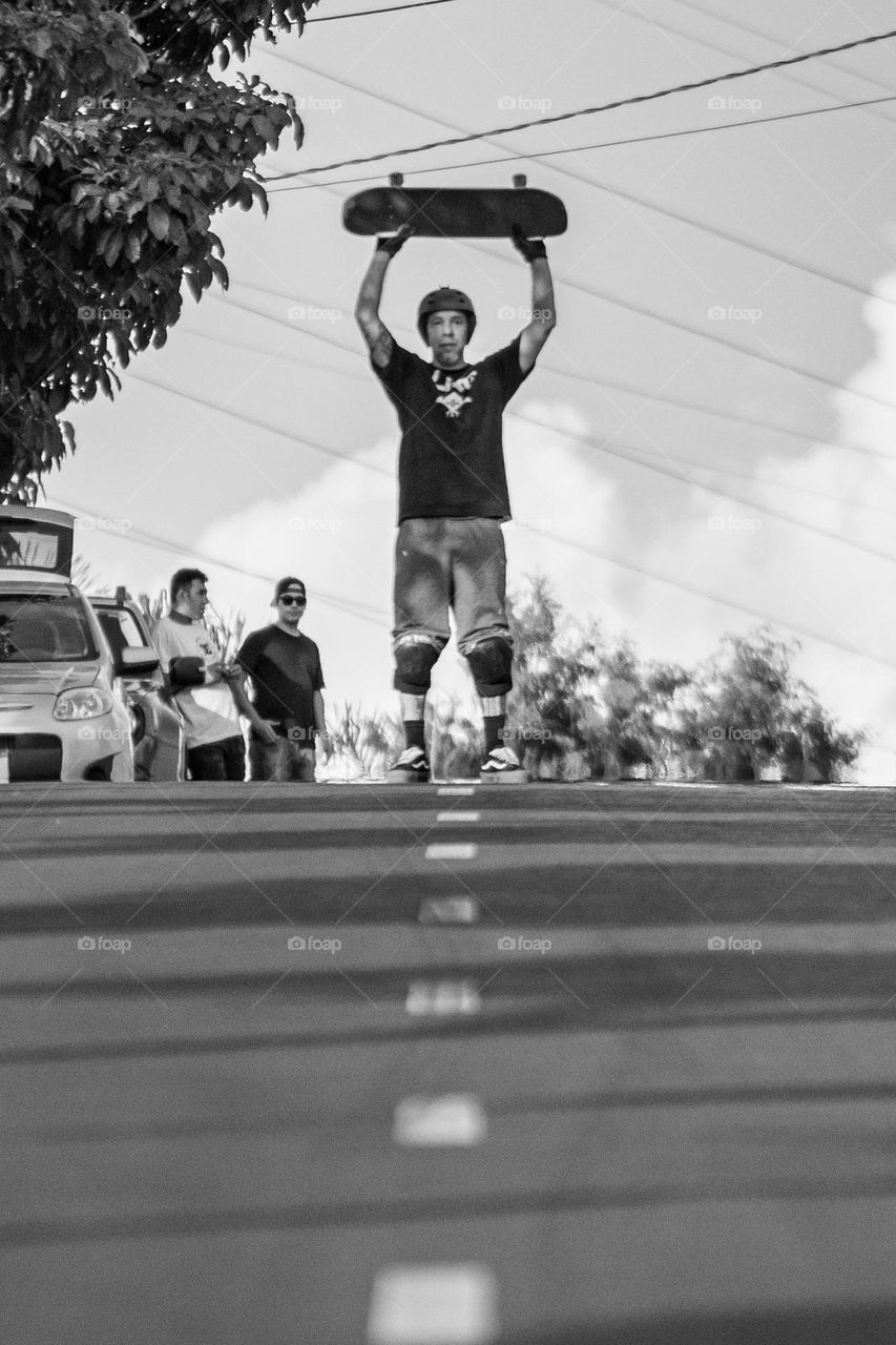 Skatista segurando skate não mão na ladeira.