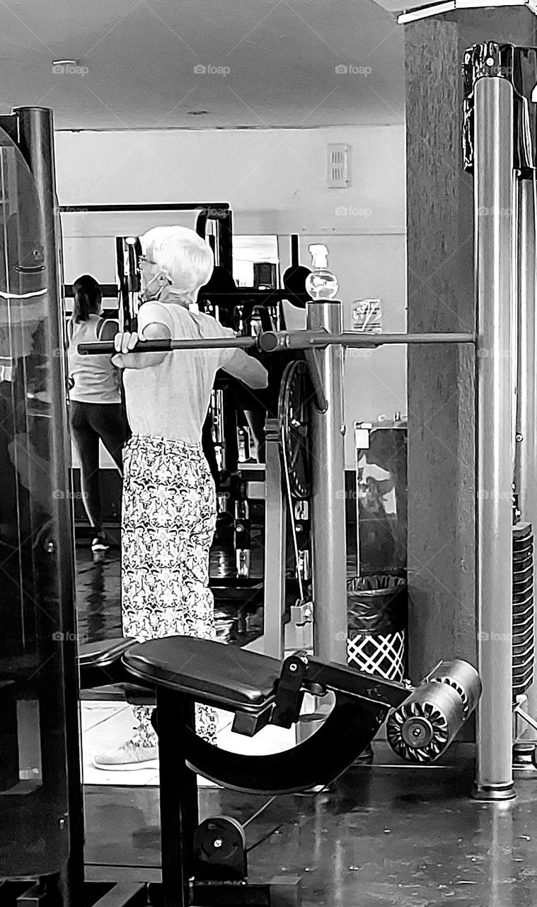 Quem diz que um idoso não pode fazer academia? Essa senhorinha determinada dá exemplo de vida ativa,saúde...