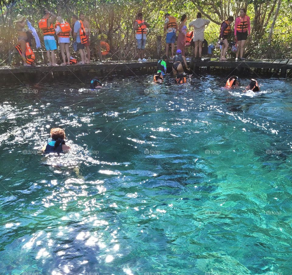 multitud al agua