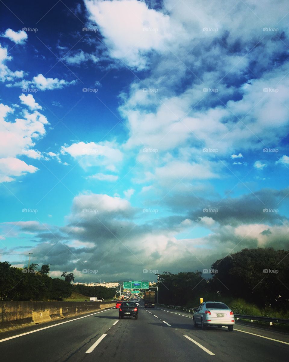 16H00 na Terra da Uva. 
E aí, #Jundiaí, vai ficar com essas #nuvens escuras ou permitirá que o #azul predomine no #céu?
 ⛅️ 
#paisagem #fotografia #mobgrafia #landscapes #estrada 