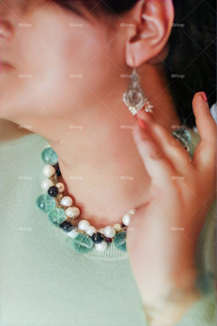 Pearl and green amethyst necklace and gold earrings