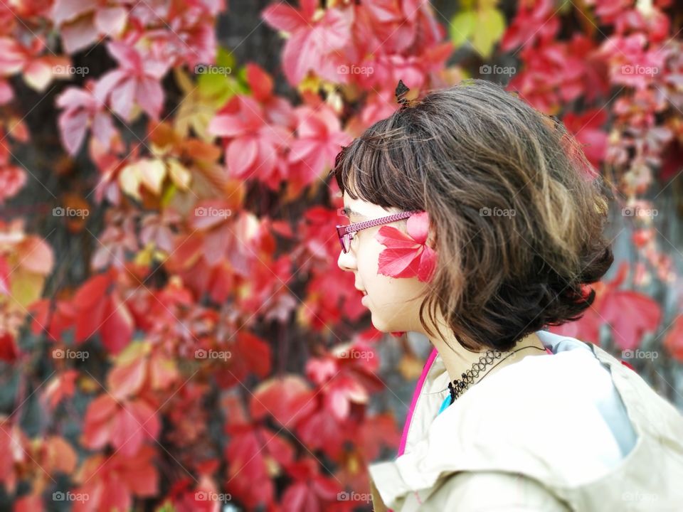 girl and red leaves