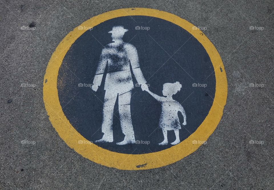 A sign on the footpath of the Golden Gate Bridge for people who are commuting by bike or foot over the bridge to see.