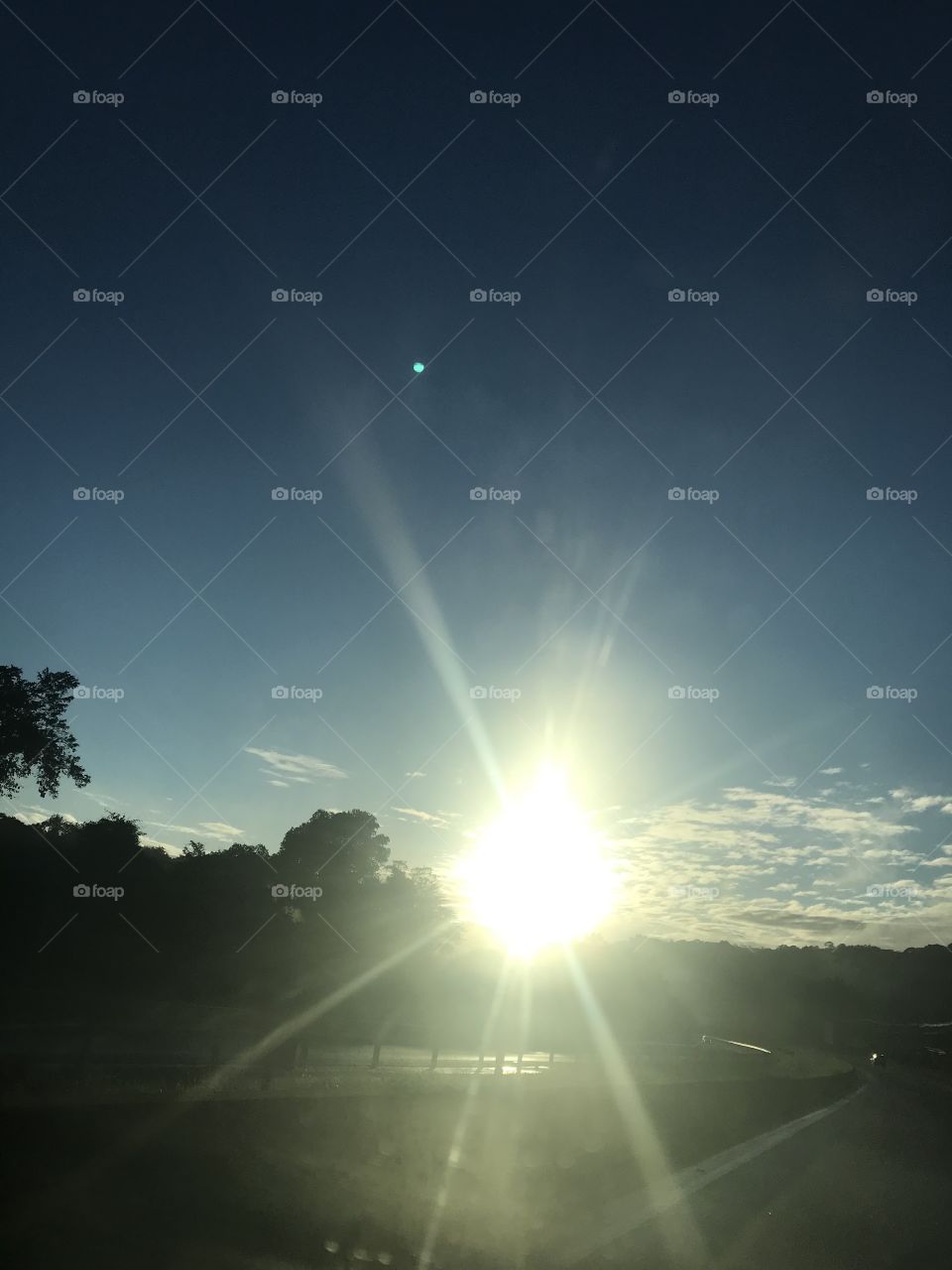 Nascer do sol na estrada. Pé na estrada com nascer do sol.